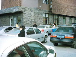 矛盾背后 十余辆私家车堵住停车场，物业否认包月是为写字楼用地