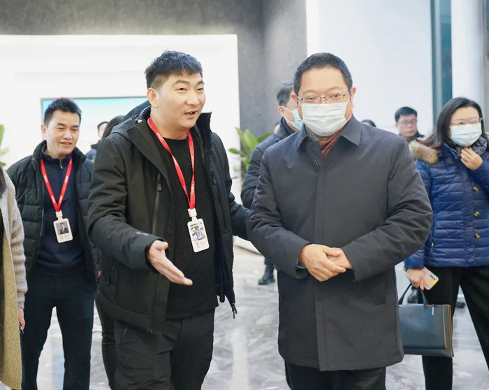區領導肖文高、徐樹傑一行(háng / xíng)在杜總的陪同帶領下(xià)參觀上嘉集團總部辦公樓