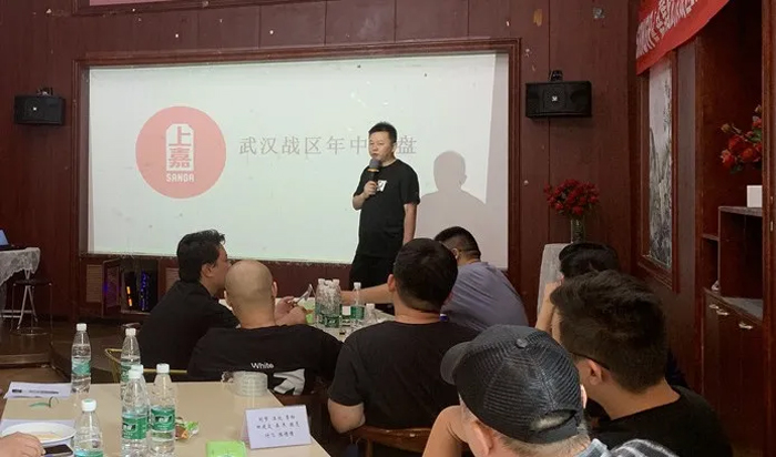 華中大區負責人李龍
