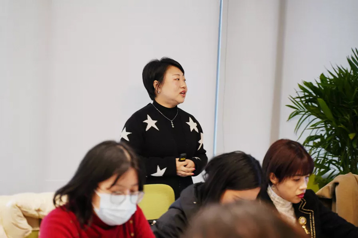 運營高級經理張微講話中