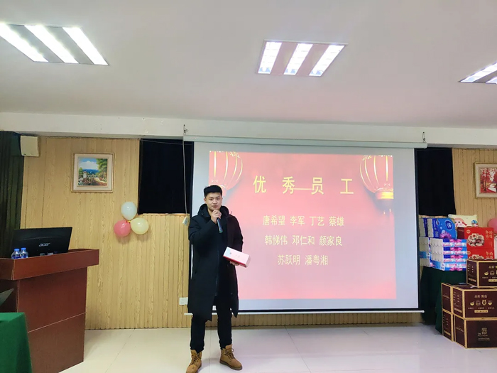 優秀員工代表發(fā／fà)言